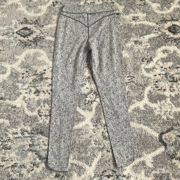 Gymshark Fleur Texture Leggings in Charcoal Marl - Picture 6 of 9